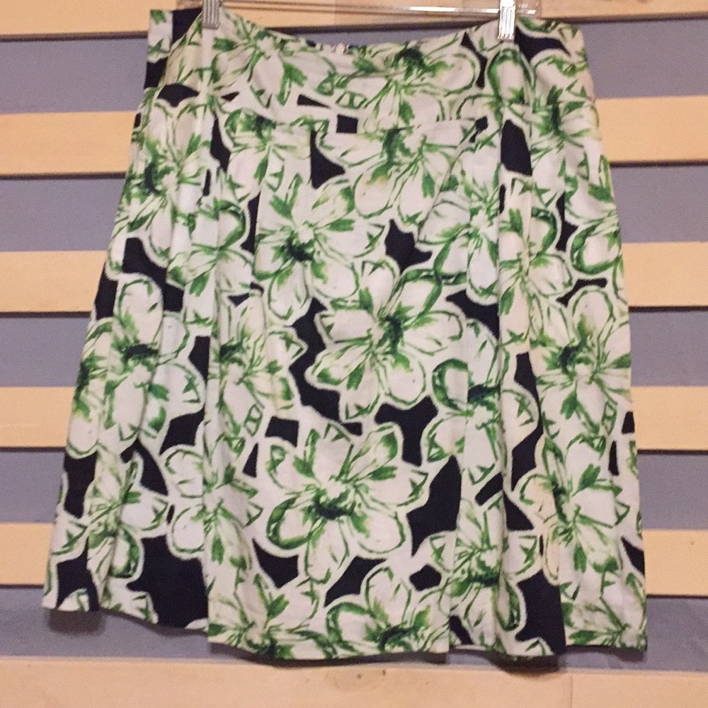 SKIRT lovely bold print skirt NWOT